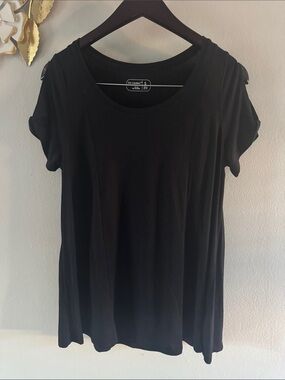 be inspired Black Scoop Neck Short Sleeve Top